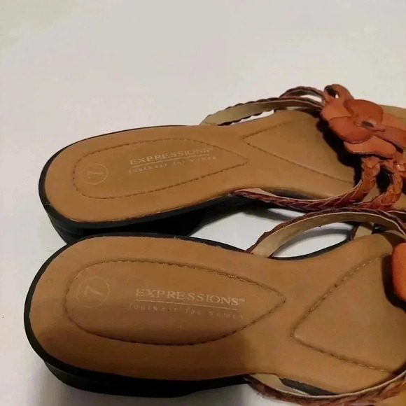 Women's EXPRESSIONS Tan Leather Sandals w/ Tan Detailed FLOWER Size 7 - Picture 4 of 7